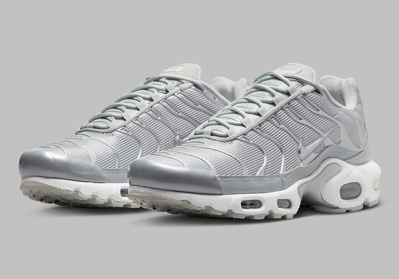 nike-air-max-plus-metallic-silver-grey-fog-fj1012-095-1